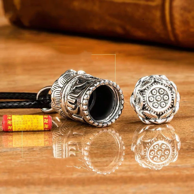 Pententif ‘Mes Voeux’ Lotus Et Six Mantras En Argent 3 Pententif ‘Mes Voeux’ Lotus Et Six Mantras En Argent – Image 2