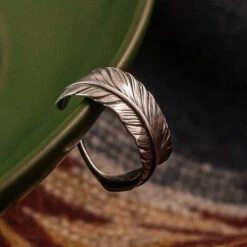 Bague Homme – Plume Élégance, Argent -Moment Ici 222161bb6ec0865708a33fb5e290f4c5 e1710944270593