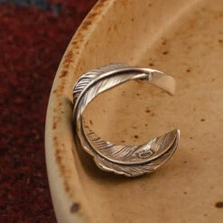 Bague Homme – Plume Élégance, Argent -Moment Ici 798a8e7106f8b515cf29868d6556ea98 e1710944370873