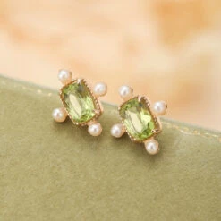 Boucles D’Oreilles Péridot Et Perle – Élégance Carrée, Argent Plaqué Or 10 Boucles D’Oreilles Péridot Et Perle – Élégance Carrée, Argent Plaqué Or -Moment Ici IMG 4856