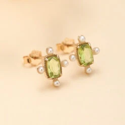 Boucles D’Oreilles Péridot Et Perle – Élégance Carrée, Argent Plaqué Or 11 Boucles D’Oreilles Péridot Et Perle – Élégance Carrée, Argent Plaqué Or -Moment Ici IMG 4857