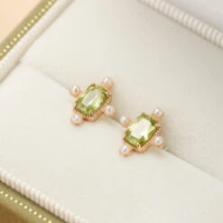 Boucles D’Oreilles Péridot Et Perle – Élégance Carrée, Argent Plaqué Or 12 Boucles D’Oreilles Péridot Et Perle – Élégance Carrée, Argent Plaqué Or -Moment Ici IMG 4860