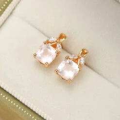 Boucles D’Oreilles Quartz Rose – Élégant Feuillu, Argent Plaqué Or -Moment Ici IMG 5145