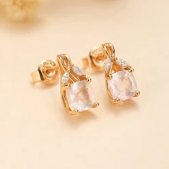 Boucles D’Oreilles Quartz Rose – Élégant Feuillu, Argent Plaqué Or -Moment Ici IMG 5147