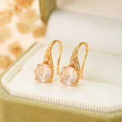 Boucles D’Oreilles Quartz Rose – Éclat Floral, Argent Plaqué Or