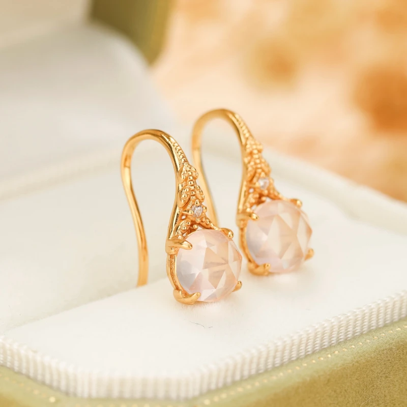 Boucles D’Oreilles Quartz Rose – Éclat Floral, Argent Plaqué Or 4 Boucles D’Oreilles Quartz Rose – Éclat Floral, Argent Plaqué Or – Image 2