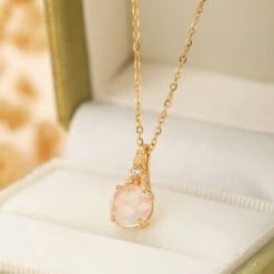 Collier Quartz Rose – Éclat Floral, Argent Plaqué Or -Moment Ici IMG 5204