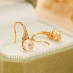 Boucles D’Oreilles Quartz Rose – Éclat Floral, Argent Plaqué Or 12 Boucles D’Oreilles Quartz Rose – Éclat Floral, Argent Plaqué Or -Moment Ici IMG 5210