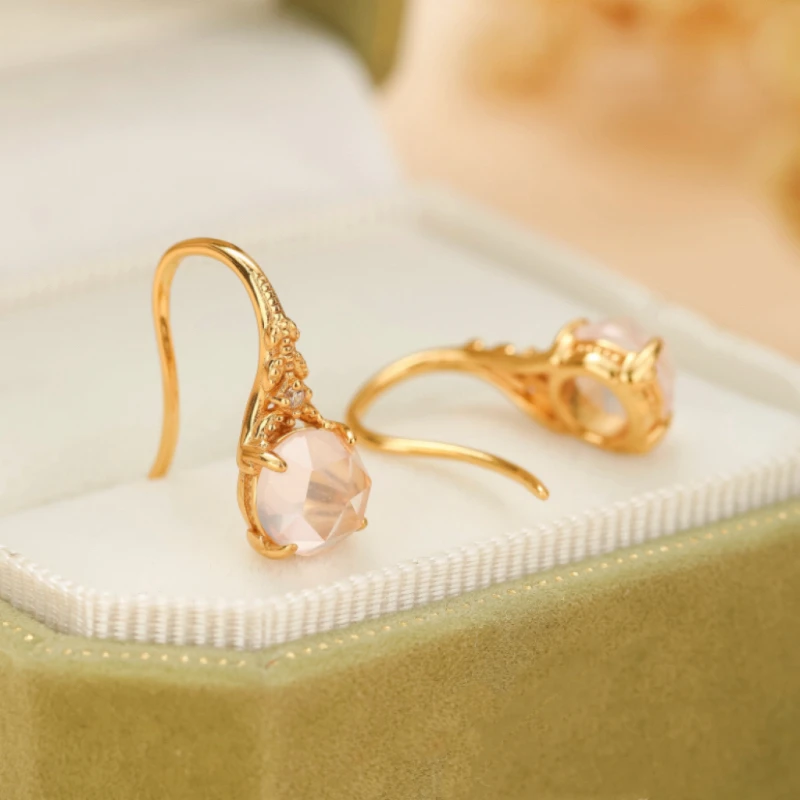 Boucles D’Oreilles Quartz Rose – Éclat Floral, Argent Plaqué Or 5 Boucles D’Oreilles Quartz Rose – Éclat Floral, Argent Plaqué Or – Image 3