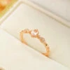 Bague Quartz Rose – Éclat Doux, Argent Plaqué Or 1 Bague Quartz Rose – Éclat Doux, Argent Plaqué Or -Moment Ici IMG 5301
