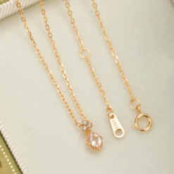 Collier Quartz Rose – Éclat Doux, Argent Plaqué Or 12 Collier Quartz Rose – Éclat Doux, Argent Plaqué Or -Moment Ici IMG 5313