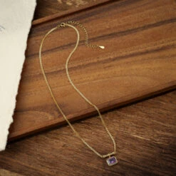 Collier Améthyste – Carré Violet, Argent Plaqué Or -Moment Ici IMG 7520