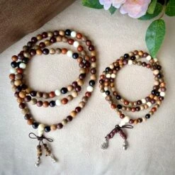 Mâlâ « Porte-Bonheur » 108 Perles En Bois De Santal -Moment Ici IMG 7973 scaled 1