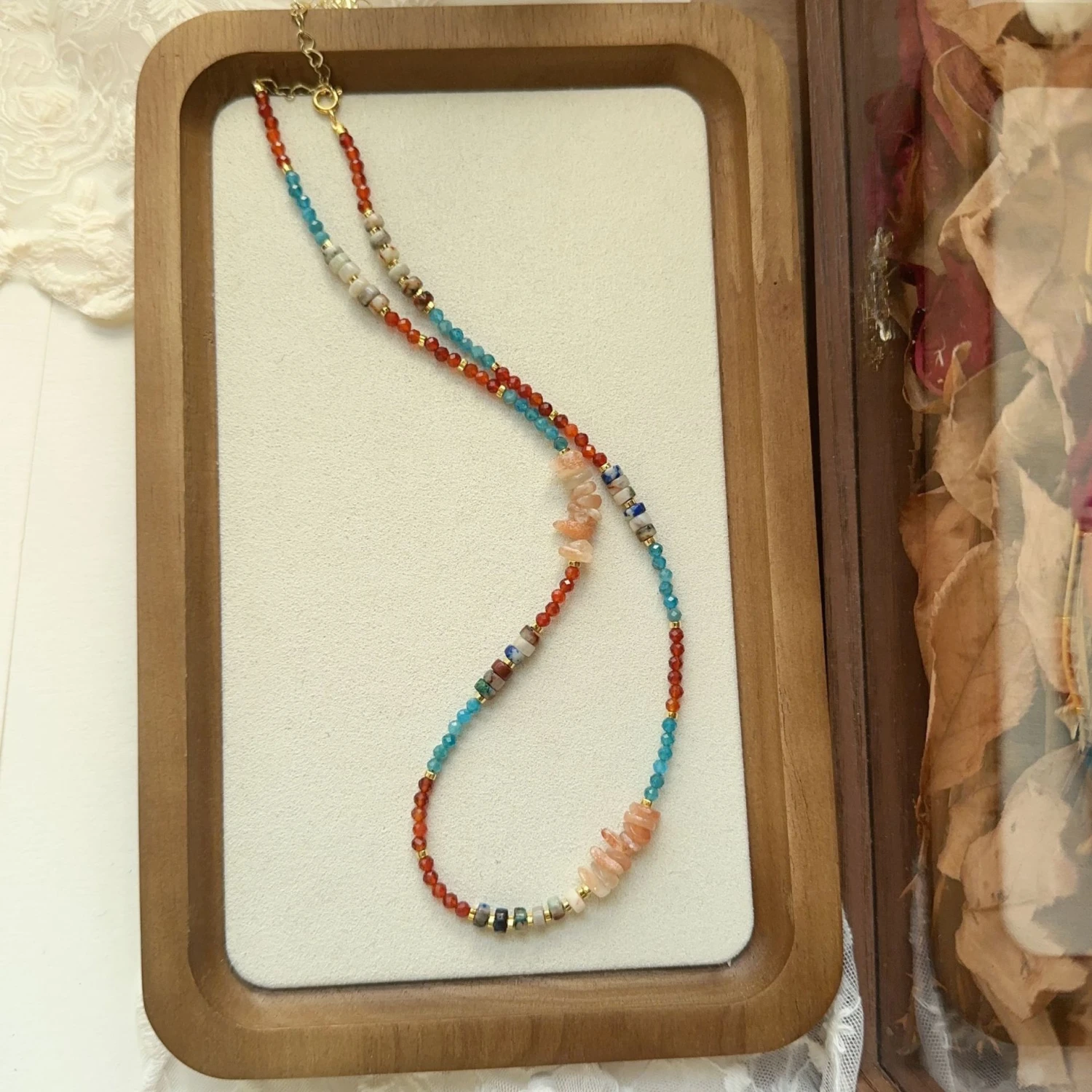 Collier Grenat Et Apatite – Caresse Marine, Plaqué Or 6 Collier Grenat Et Apatite – Caresse Marine, Plaqué Or – Image 4