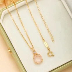 Collier Quartz Rose – Éclat Floral, Argent Plaqué Or -Moment Ici QQ图片20240801195749