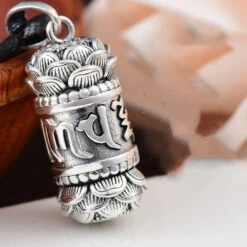Pententif ‘Mes Voeux’ Lotus Et Six Mantras En Argent 7 Pententif ‘Mes Voeux’ Lotus Et Six Mantras En Argent -Moment Ici acd3bd80 ca93 4f29 b341 74de4ae5a249 1