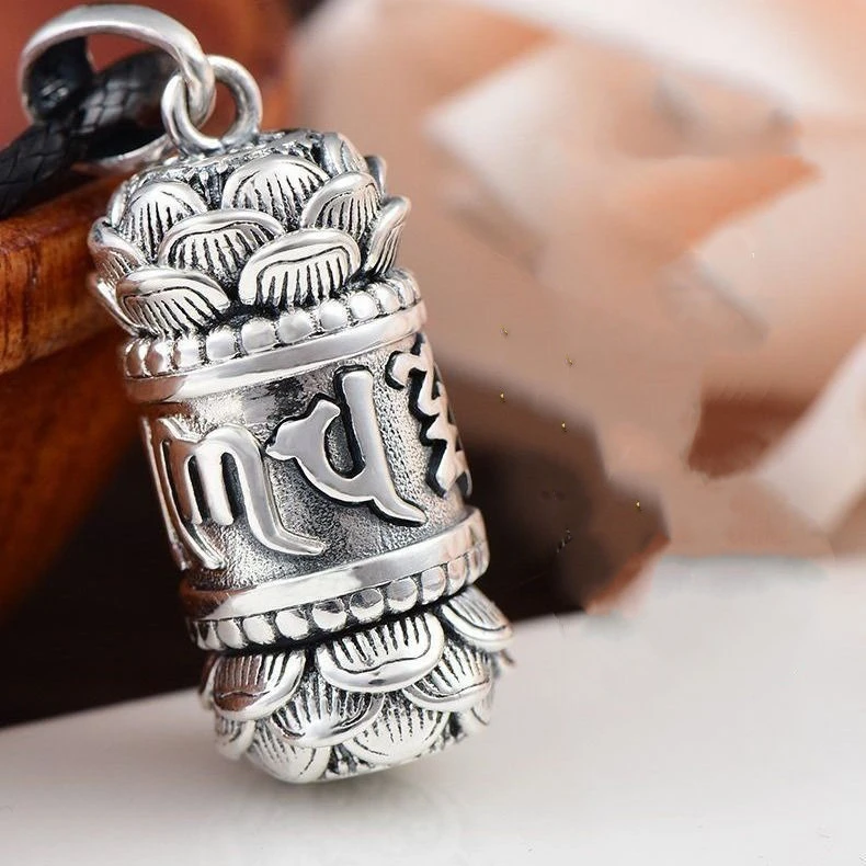 Pententif ‘Mes Voeux’ Lotus Et Six Mantras En Argent 4 Pententif ‘Mes Voeux’ Lotus Et Six Mantras En Argent – Image 3