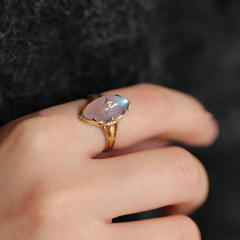 Bague Labradorite – Apaisement Cosmique, Argent Plaqué Or 5 Bague Labradorite – Apaisement Cosmique, Argent Plaqué Or – Image 3