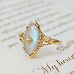 Bague Labradorite – Apaisement Cosmique, Argent Plaqué Or 21 Bague Labradorite – Apaisement Cosmique, Argent Plaqué Or -Moment Ici bague labradorite apaisement cosmique argent plaque or 11