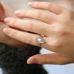 Bague Labradorite – Apaisement Cosmique, Argent Plaqué Or 16 Bague Labradorite – Apaisement Cosmique, Argent Plaqué Or -Moment Ici bague labradorite apaisement cosmique argent plaque or 8
