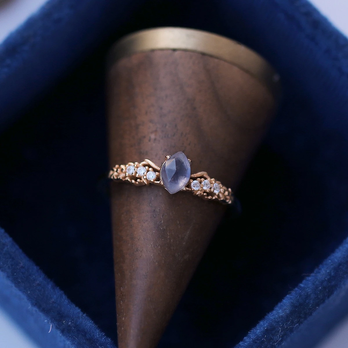 Bague Labradorite Et Cordiérite – Captivante, Argent Plaqué Or 13 Bague Labradorite Et Cordiérite – Captivante, Argent Plaqué Or – Image 11