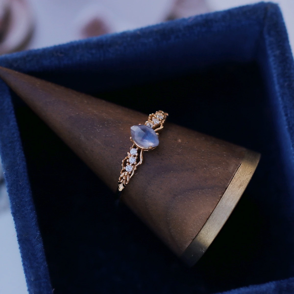 Bague Labradorite Et Cordiérite – Captivante, Argent Plaqué Or 12 Bague Labradorite Et Cordiérite – Captivante, Argent Plaqué Or – Image 10