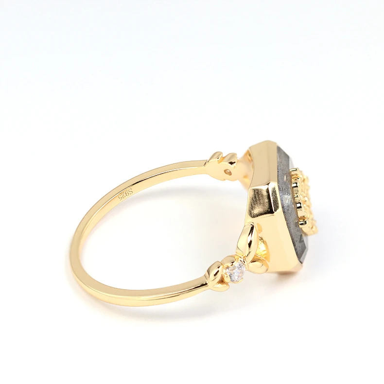 Bague Labradorite – Vitalité, Argent Plaqué Or 11 Bague Labradorite – Vitalité, Argent Plaqué Or – Image 9