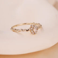 Bague Opale Blanche – Brume Étoilée, Argent Plaqué Or 14 Bague Opale Blanche – Brume Étoilée, Argent Plaqué Or -Moment Ici bague opale blanche brume etoilee argent plaque or 4