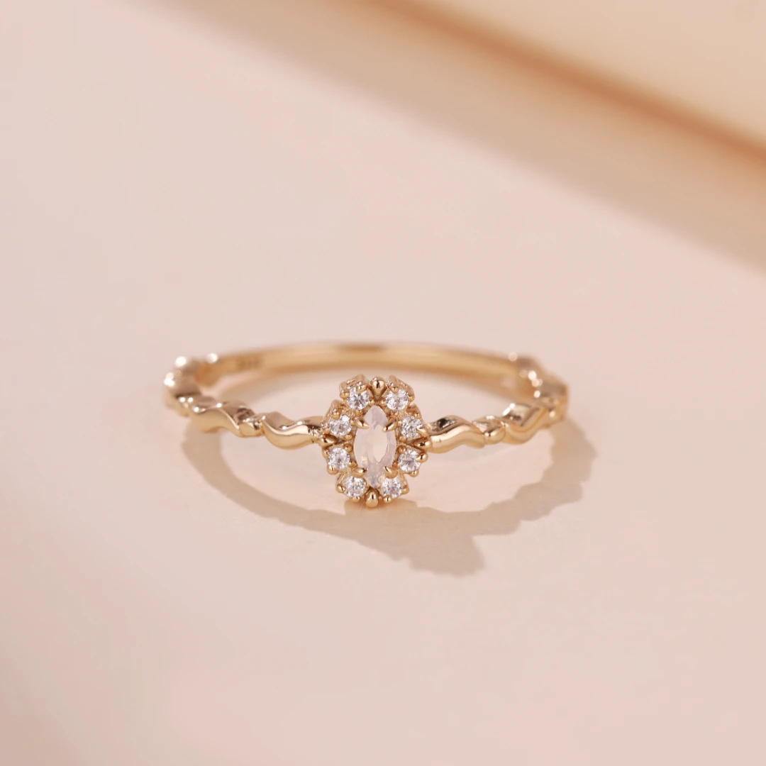 Bague Opale Blanche – Brume Étoilée, Argent Plaqué Or 5 Bague Opale Blanche – Brume Étoilée, Argent Plaqué Or – Image 3