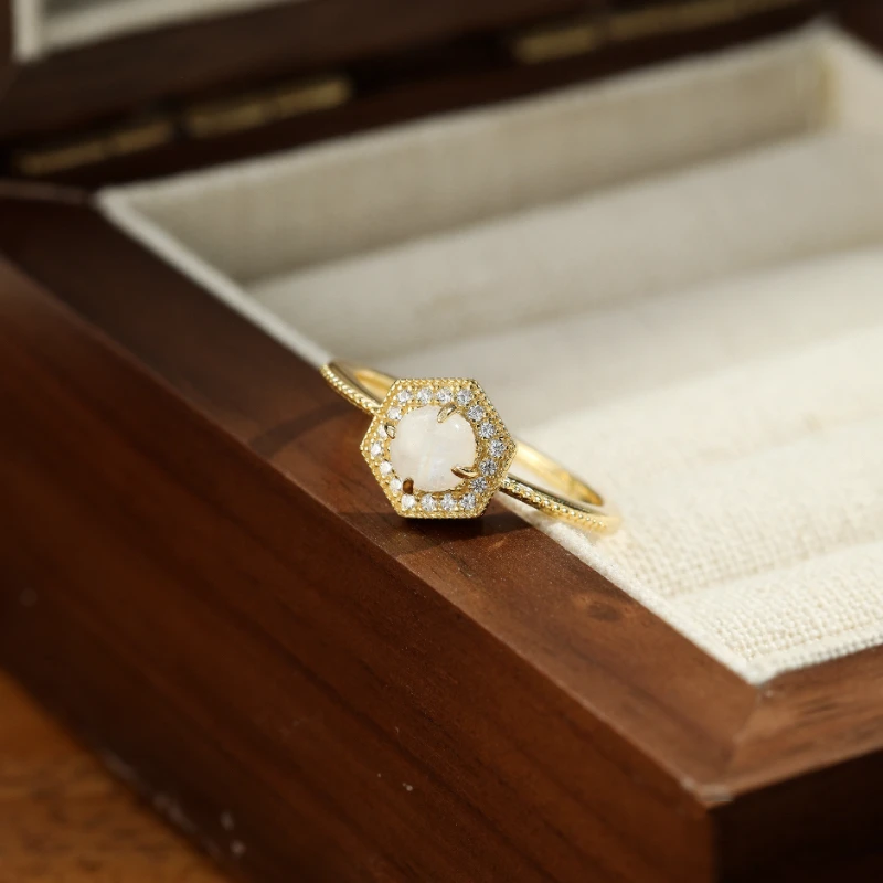 Bague Pierre De Lune – Hexagone Lumineux, Argent Plaqué Or 7 Bague Pierre De Lune – Hexagone Lumineux, Argent Plaqué Or – Image 5