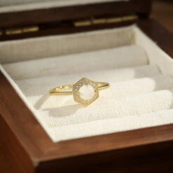 Bague Pierre De Lune – Hexagone Lumineux, Argent Plaqué Or 12 Bague Pierre De Lune – Hexagone Lumineux, Argent Plaqué Or -Moment Ici bague pierre de lune hexagone lumineux argent plaque or 3