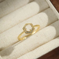 Bague Pierre De Lune – Hexagone Lumineux, Argent Plaqué Or 13 Bague Pierre De Lune – Hexagone Lumineux, Argent Plaqué Or -Moment Ici bague pierre de lune hexagone lumineux argent plaque or 4