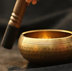 Bol Chantant Tibétain – Sérénité, 7 Métaux Fait Main -Moment Ici bol chantant tibetain serenite 7 metaux fait main 2