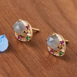 Boucles D’Oreilles Labradorite – Feuille Scintillante, Argent Plaqué Or