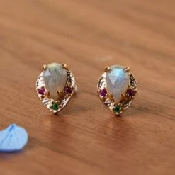 Boucles D’Oreilles Labradorite – Feuille Scintillante, Argent Plaqué Or 15 Boucles D’Oreilles Labradorite – Feuille Scintillante, Argent Plaqué Or -Moment Ici boucles d oreilles labradorite feuille scintillante argent plaque or 6
