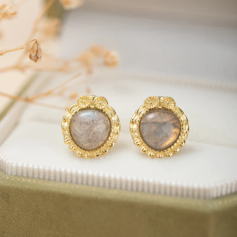 Boucles D’Oreilles Labradorite – Sagesse Antique, Argent Plaqué Or 4 Boucles D’Oreilles Labradorite – Sagesse Antique, Argent Plaqué Or – Image 2