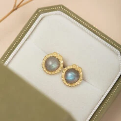 Boucles D’Oreilles Labradorite – Sagesse Antique, Argent Plaqué Or 12 Boucles D’Oreilles Labradorite – Sagesse Antique, Argent Plaqué Or -Moment Ici boucles d oreilles labradorite sagesse antique argent plaque or 5