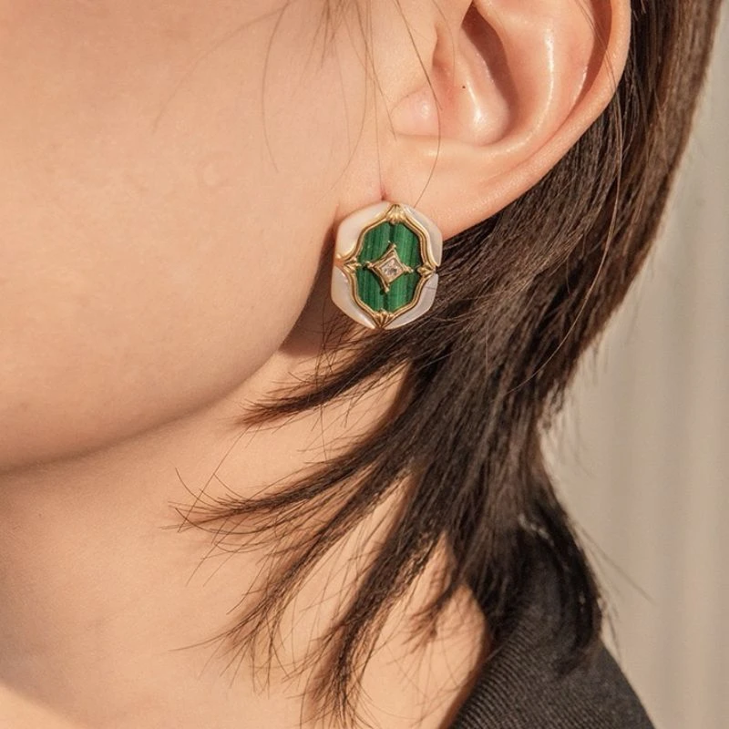 Boucles D’Oreilles Malachite Et Nacre – Astres En Verdures, Argent Plaqué Or 5 Boucles D’Oreilles Malachite Et Nacre – Astres En Verdures, Argent Plaqué Or – Image 3