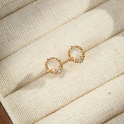 Boucles D’Oreilles Pierre De Lune – Élégance Lustrée, Argent Plaqué Or 15 Boucles D’Oreilles Pierre De Lune – Élégance Lustrée, Argent Plaqué Or -Moment Ici boucles d oreilles pierre de lune elegance lustree argent plaque or 6