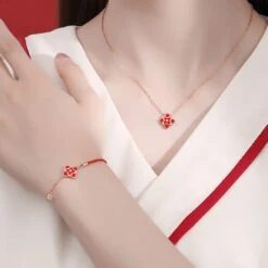 Bracelet Cordon Rouge – Fleur De Chance, Argent 925 -Moment Ici bracelet cordon rouge fleur de chance argent 925 2