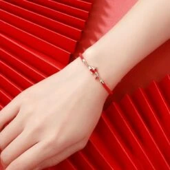 Bracelet Fil Rouge ‘Bonheur’ Avec Carpe Koï 9 Bracelet Fil Rouge ‘Bonheur’ Avec Carpe Koï -Moment Ici bracelet fil rouge bonheur avec carpe koi 2