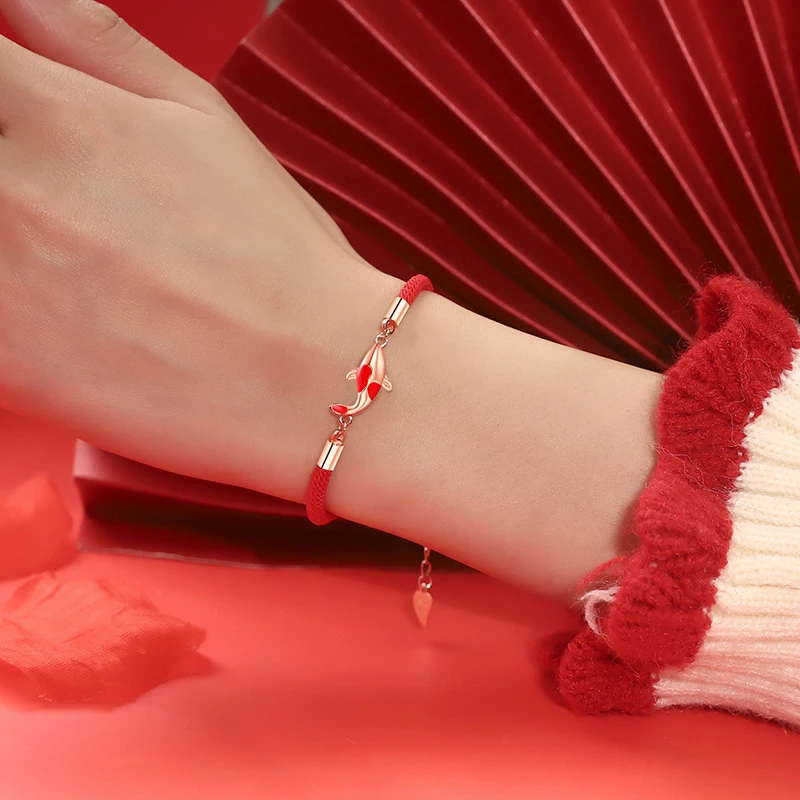 Bracelet Fil Rouge ‘Bonheur’ Avec Carpe Koï 4 Bracelet Fil Rouge ‘Bonheur’ Avec Carpe Koï – Image 2