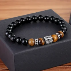 Bracelet « Hexagone » En Onyx Et OEil De Tigre -Moment Ici bracelet hexagone en onyx et oeil de tigre e1670407661248