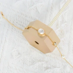 Bracelet Nacre Et Quartz Clair – Lumière Sereine, Argent Plaqué Or -Moment Ici bracelet nacre et quartz clair lumiere sereine argent plaque or 2