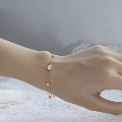 Bracelet Nacre Et Quartz Clair – Lumière Sereine, Argent Plaqué Or -Moment Ici bracelet nacre et quartz clair lumiere sereine argent plaque or