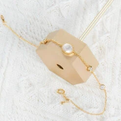 Bracelet Nacre Et Quartz Clair – Lumière Sereine, Argent Plaqué Or -Moment Ici bracelet nacre et quartz clair lumiere sereine argent plaque or 5