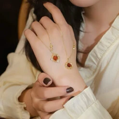 Collier Grenat – Jardin Enchanté, Argent Plaqué Or -Moment Ici collier grenat jardin enchante argent plaque or 2