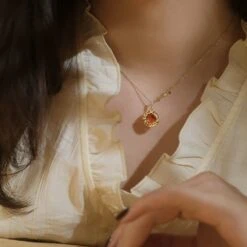 Collier Grenat – Jardin Enchanté, Argent Plaqué Or -Moment Ici collier grenat jardin enchante argent plaque or 4