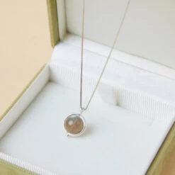 Collier Labradorite – Élégance, Argent 14 Collier Labradorite – Élégance, Argent -Moment Ici collier labradorite elegance argent 4
