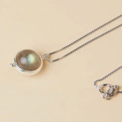 Collier Labradorite – Élégance, Argent 15 Collier Labradorite – Élégance, Argent -Moment Ici collier labradorite elegance argent 7